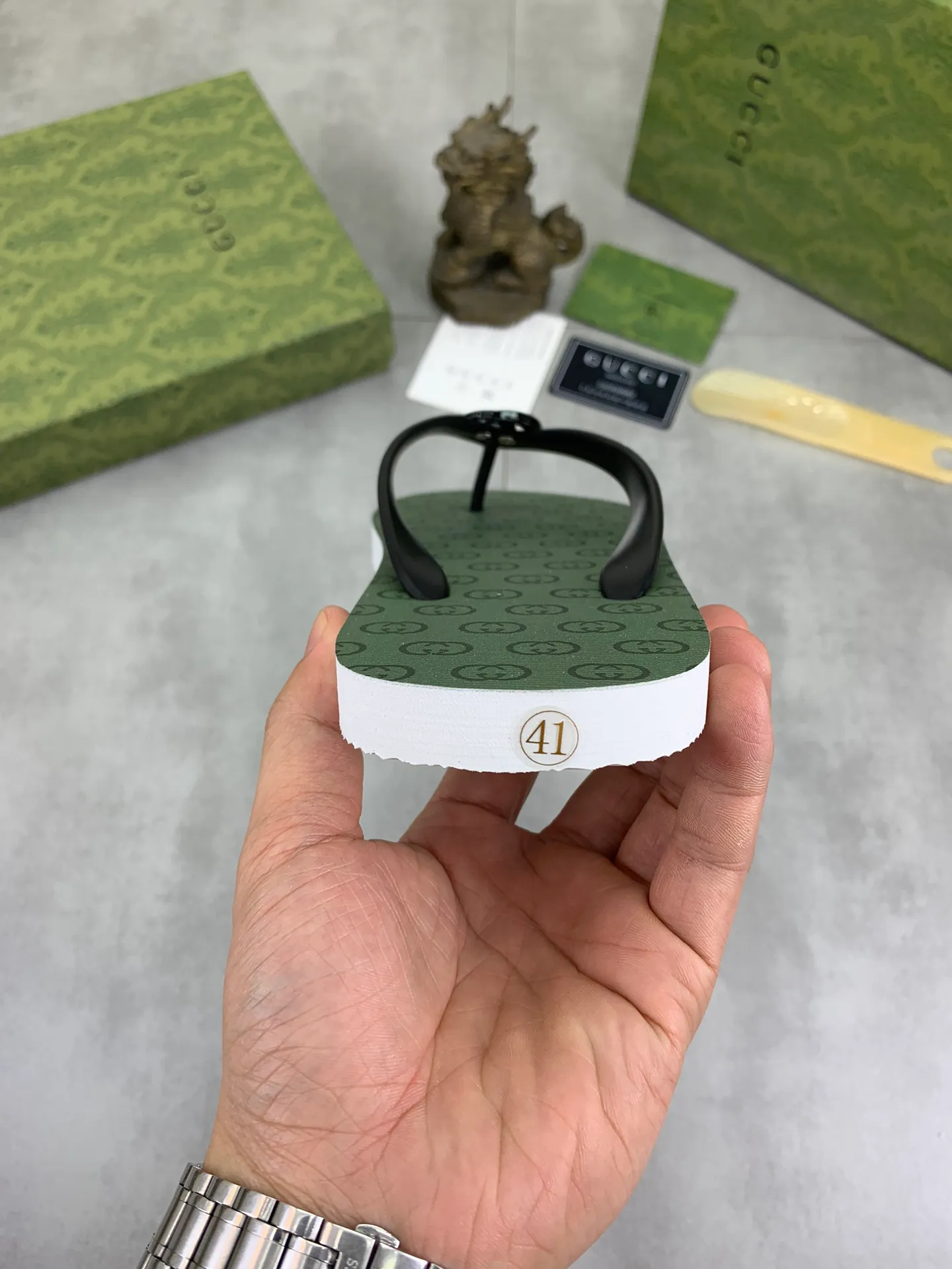 Men's men's shoes 💰P220💰【New style】🆘【GUCCI】Official website's popular Gucci adult couple 🧑‍🤝‍🧑 style, children's flip-flops are on sale at the counter simultaneously! Original fabric imported from Italy. Original bottom provided by the original factory. Size: Adult 36-45. Children’s size: 30-37. Multiple colors available.